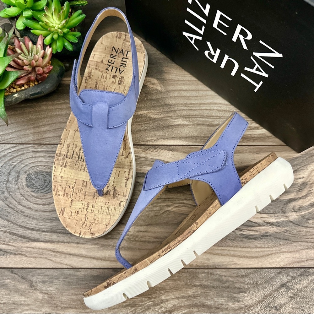NIB Naturalizer 9W Lincoln Leather Comfort Platform Thong Sandal Violet Sky
